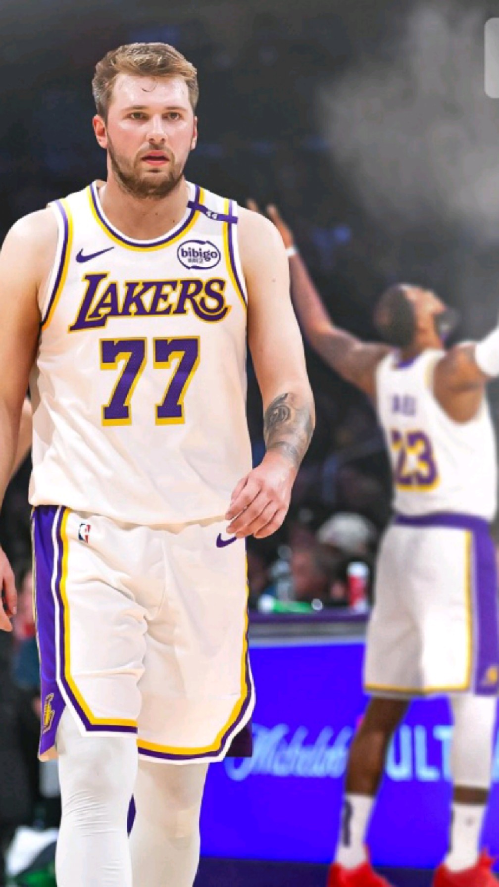 爱游戏-东契奇回归赛场，惊险取胜首场状态亮眼，湖人观众沸腾！的简单介绍